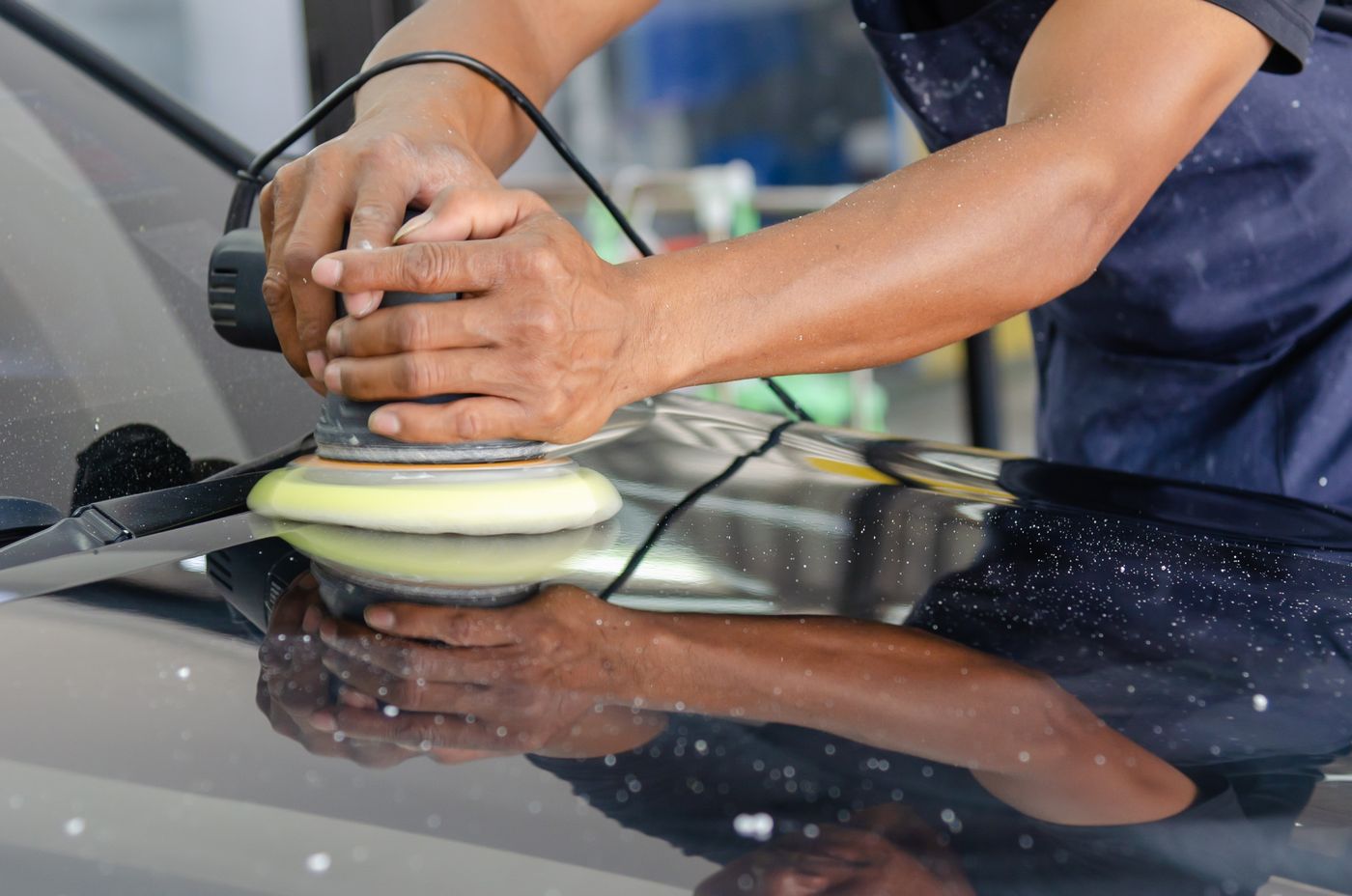 Profissional polindo a lataria de um carro