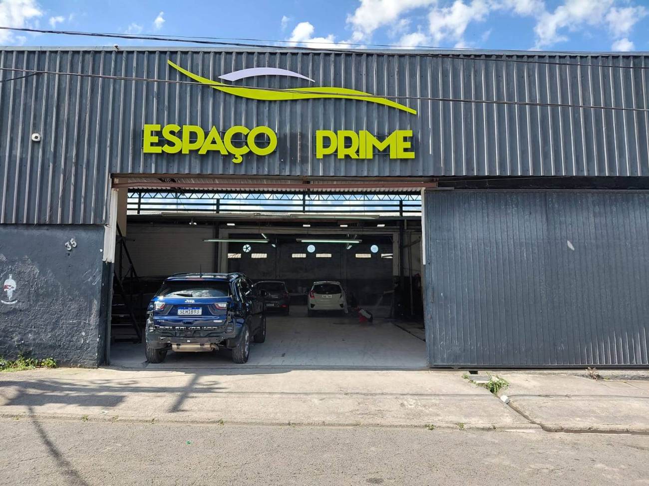 Fachada do Espaço Prime com o logo da empresa